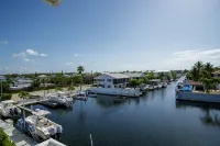 Boater’s Family Retreat in Key Largo with Waterfront Views and Dock Access - 3-stjärniga