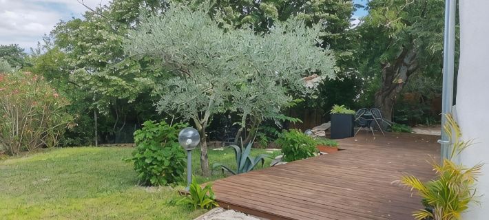 Dans un Écrin de Verdure , Mazet et Piscine Privée Sans Vis-à-vis Ξενοδοχεία στην πόλη Nimes