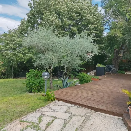 Dans un Écrin de Verdure , Mazet et Piscine Privée Sans Vis-à-vis