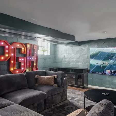 NEW! Stunning 5bdr game+movie room, VIEW, Parking!
