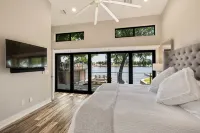 Luxury Lakefront Home on Lake LBJ Insane View Boat & Jet Ski Lift  Sleeps 18+ - 4-stjärniga