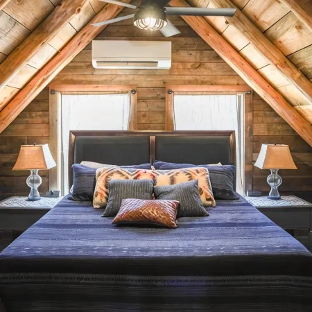 Cabin w modern upgrades next to the BEST wine, stars, peace, hot tub, relax