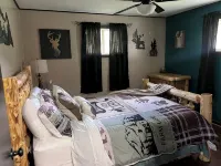Dragons Lair - motorcycle friendly, all paved roads, lockable garage, no incline - Homestays