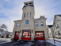 Gateway to the Berkshires - Renovated downtown apartment Hotels in Lee