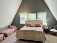 Cozy, comfortable Lakehouse getaway - Sleeps 10! WiFi, Private Dock - 3-Star