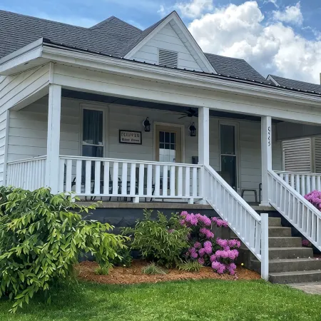 Toliver Guest House, Premier location on Main Street! Newly remodeled-spacious.