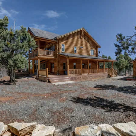 Spacious 4Br Cabin Near Zion · Stargazing Deck, Trails, Pool Table & Family Fun