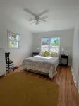 Come Stay at This Darling Cozy Cottage Right on the Creek. - Boutique