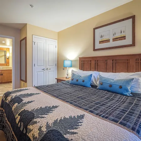 Cozy 1-bedroom condo-Ski in/out/Waterpark/King Bed/WIFI/Parking