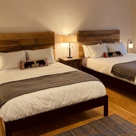 Luxurious Ski in-Ski Out Mnt. Creek/Hot Tub/Tennis & Pickleball/Heated Pool/Golf