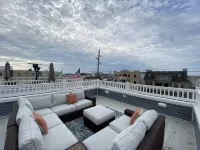 Luxury Multi Floor Single Family with Roof Deck & Hot Tub 4/5 Bedrooms 3.5 Baths - Wi-Fi