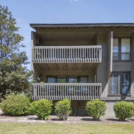 Renovated, Ground Level, 2 Br 2 BA, WiFi, Cable, Pool. 4 Individuals Max.