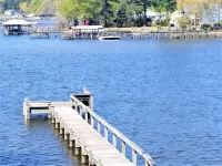 Lake Marion's Big Red House. W/ Dock and Kayaks. Pet Friendly please read policy - WiFi