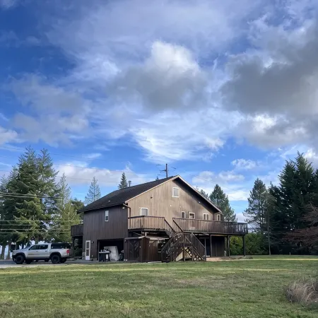 10 ppl/full house/relax/private yard/wifi/games/kid space/fire pit/uniq art