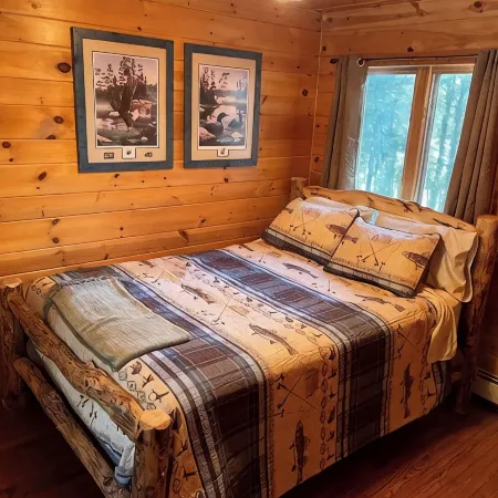 Lakefront Hemlock house on 3 acres, 5-Bdrm retreat on private lake, near casino