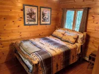 Lakefront Hemlock house on 3 acres, 5-Bdrm retreat on private lake, near casino - Wifi