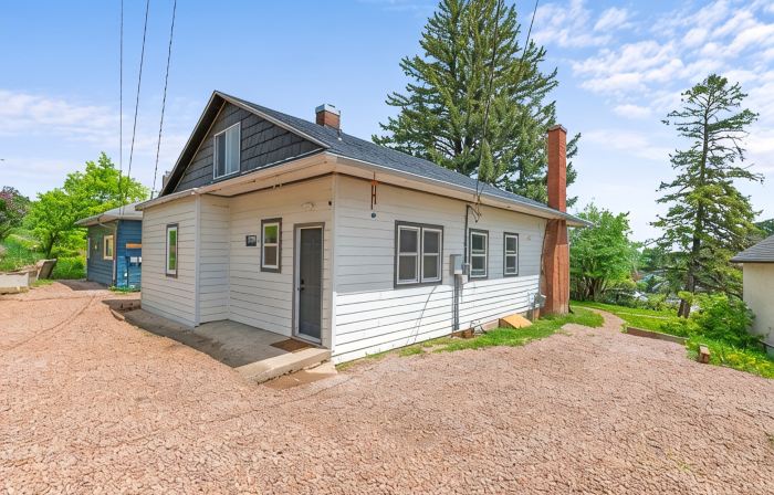 Beautiful Modern/Rustic Cottage in the heart of Lead!!!