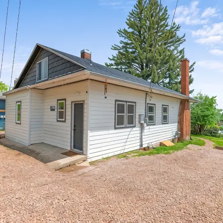 Beautiful Modern/Rustic Cottage in the heart of Lead!!!