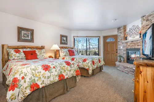 2 Master Suites & Great Location - Wi-Fi