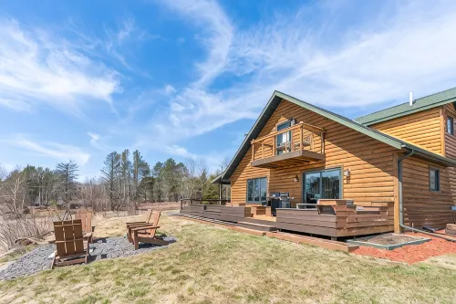 Freshly Remodeled Cabin w/ stunning Lake Views - Wi-Fi