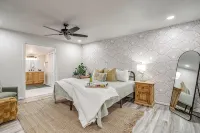 4Br Granbury Lakefront Home w/ Hot Tub, Dock & Game Room - 4 tähden