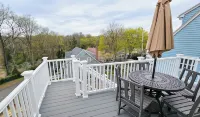 Tranquil Modern Upstairs Apt. Walk to Restaurants & Beach! Off-Street Parking, - Wifi