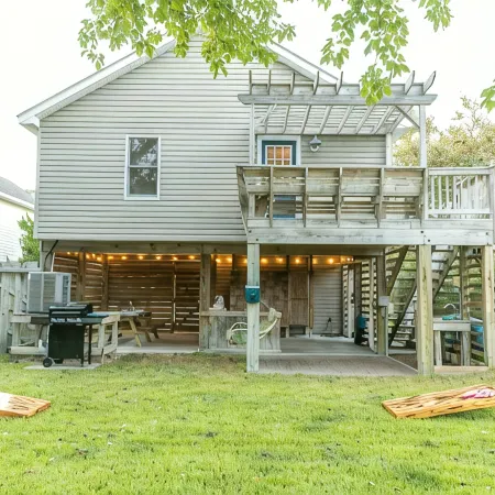 Updated and cozy Beach Box! Gorgeous Backyard! 3 minutes to beach!!