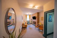 2 Bed Refurbished apartment/ Parking/ Pet Friendly - Hot Tub