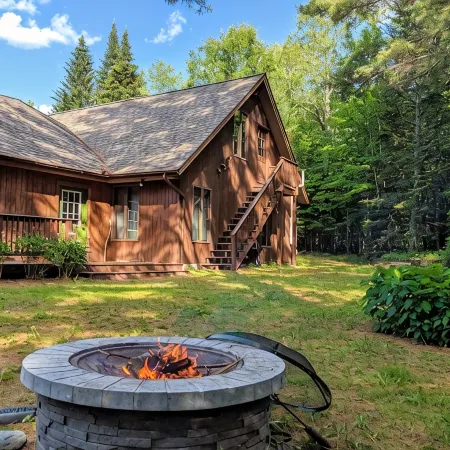 Incredible Riverside Getaway in the White Mountains - Central Location