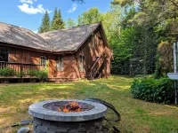 Incredible Riverside Getaway in the White Mountains - Central Location - 4성급