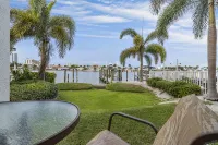 Luxury waterfront townhome, 5 min to beach, pool, boat slip & rooftop deck! - 자쿠지