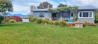 Bronte Tides Cottage. Stunning Sea View - Spacious 2 Bedrooms - Water Frontage - โฮมสเตย์
