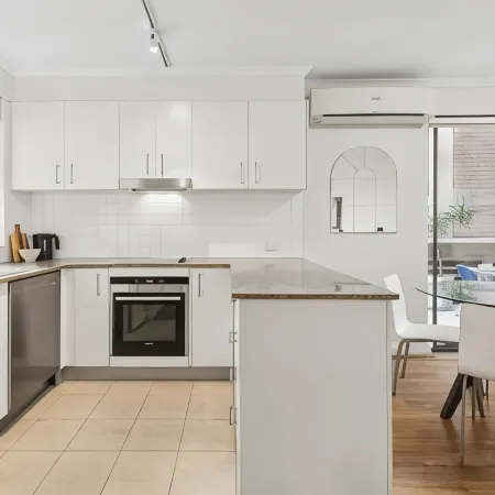 Private & airy flat in the heart of Sydney