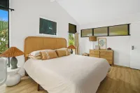 Top floor 1BR with AC, beach gear, lanai, and mountain views. Walk to the beach! - Mountain view