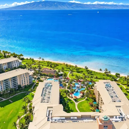 Luxury Beachfront Ground-Floor Retreat, Private Lanai, 1 Min to Pool & Beach!