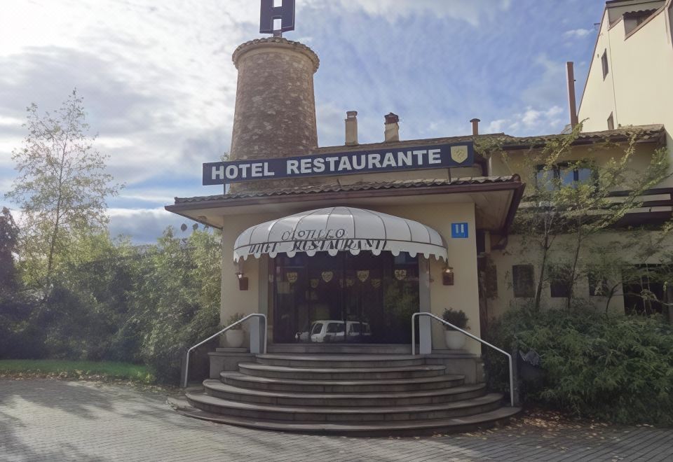 "a brick building with a sign that reads "" hotel restaurante "" prominently displayed on the front of the building" at Hotel Castillo