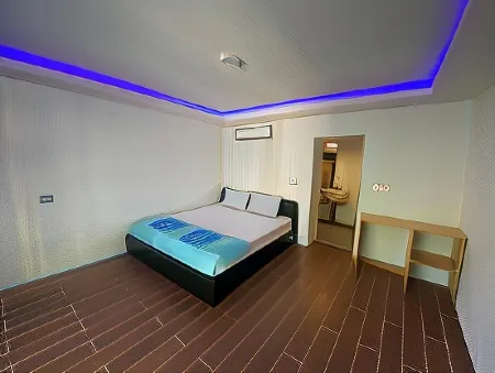 MAD Monkey Koh Rong Отели рядом с достопримечательностью «Као Тауч Бич»