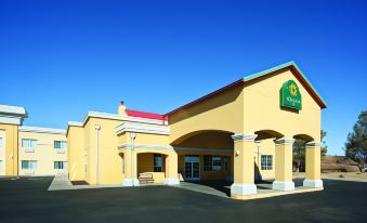 Days Inn & Suites by Wyndham Santa Rosa