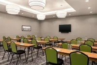 La Quinta Inn & Suites by Wyndham Burlington Hotels in Mount Vernon