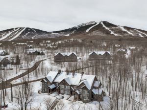 斯基滑雪度假村家庭公寓，帶甲板，位於傑伊峰！