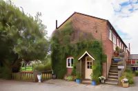 Skipbridge Farm Cottages - Tiny Houses