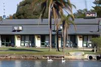 Hibiscus Lakeside Motel Hotel di Toukley