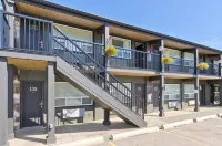 Centro Motel Hotels near Signal Hill Centre