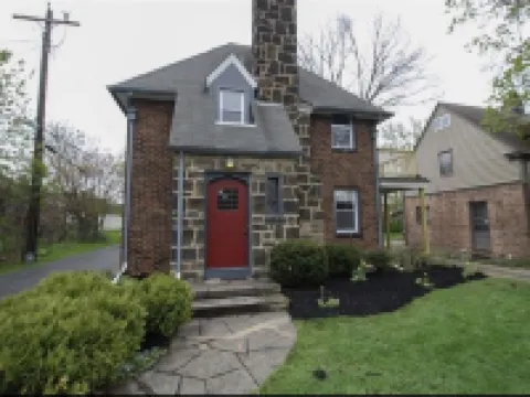 Red Door Tudor in Historic Newport Glen/ Mill Creek Park Hotels in Boardman Township