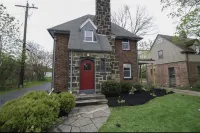 Red Door Tudor in Historic Newport Glen/ Mill Creek Park Các khách sạn gần Trinity Fellowship Church