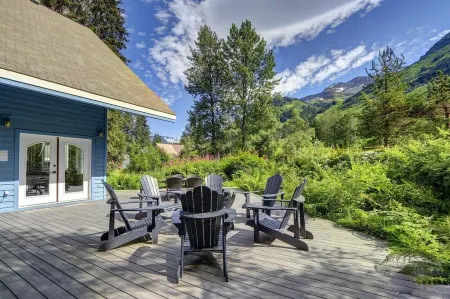 The Alyeska View: Base of Alyeska with a Hot Tub!
