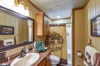 Chicken Creek Cabin, 1 mile from Chicken Creek Boat Ramp.