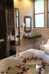 Khaolak Palm Beach Resort - Bathtub