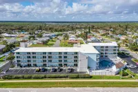 NEW! Colorful studio STEPS from the Beach with Pool and Upgraded Kitchen!