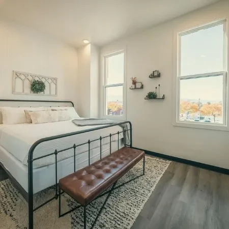 Sleeps 7 ~ Near Ice Rink ~ Netflix ~ Triple Bunk Отели в г. Логан